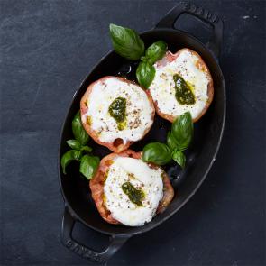 Baked tomato with mozzarella